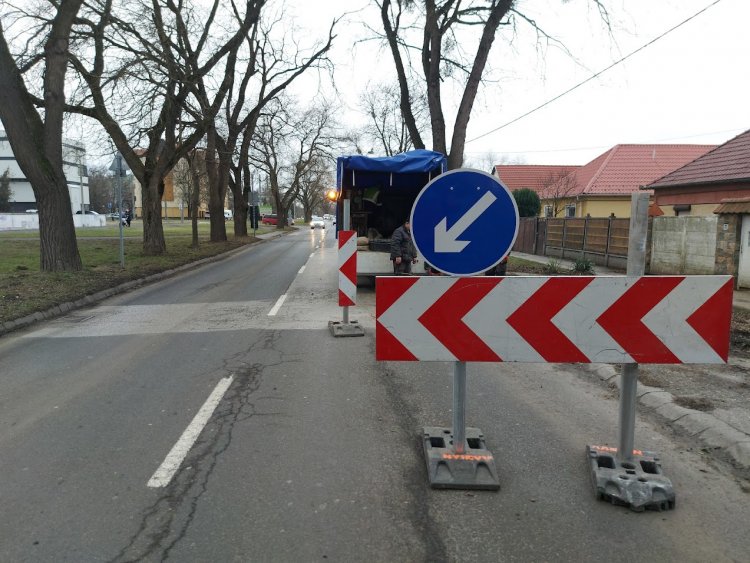 A Család utcán egy csapadékelvezető rács megsüllyedt, a NYÍRVV már a helyreállítási munkálatokat végzi