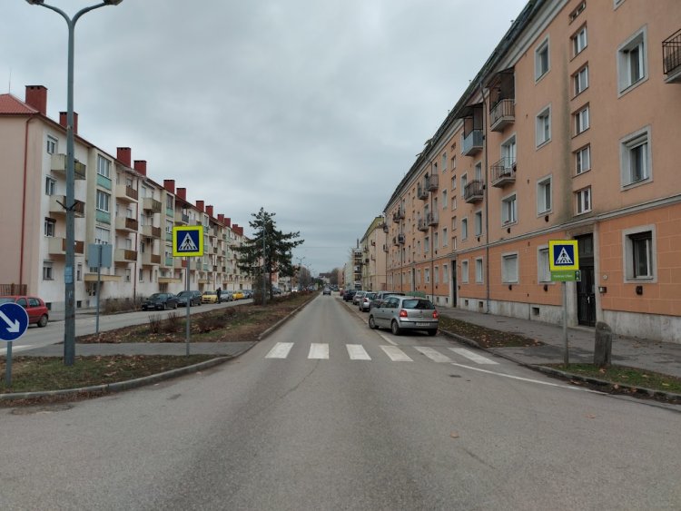 Az Arany János utcán a kijelölt gyalogátkelőhelyen történt gázolás, a rendőrség nagy erőkkel keresi a gépkocsi vezetőjét