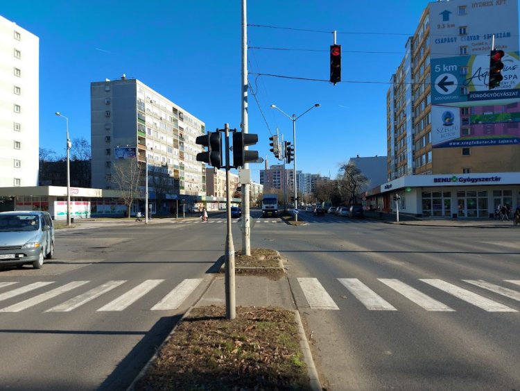 Érintésvédelmi ellenőrzéseket végez a Magyar Közút Nyíregyháza nagy forgalmú kereszteződéseiben
