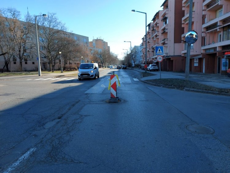 Közműfedlap és aszfalthiba a  Vasvári Pál és a Hímes utcánál: körültekintően közlekedjenek!
