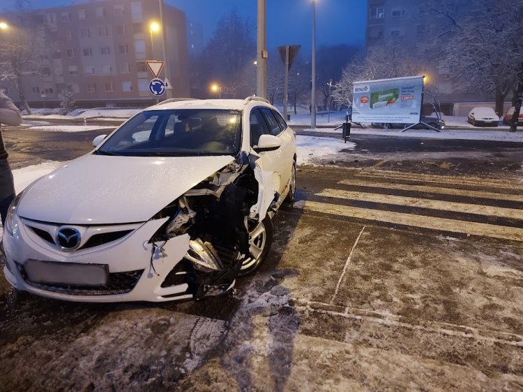 Kisodródott majd tábláknak és villanyoszlopnak ütközött egy jármű a Korányi Frigyes utcai körforgalomban