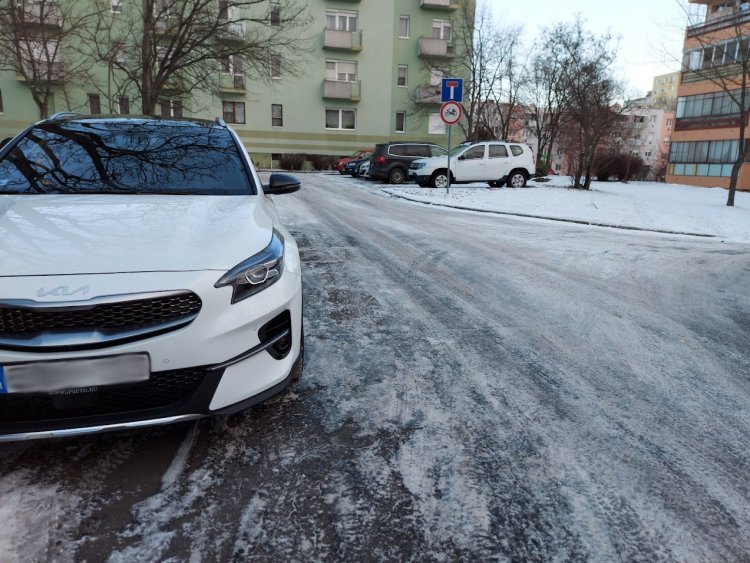 Parkoló autónak ütközött egy gépkocsi kedd reggel, a jármű vezetője azonban elhajtott a helyszínről