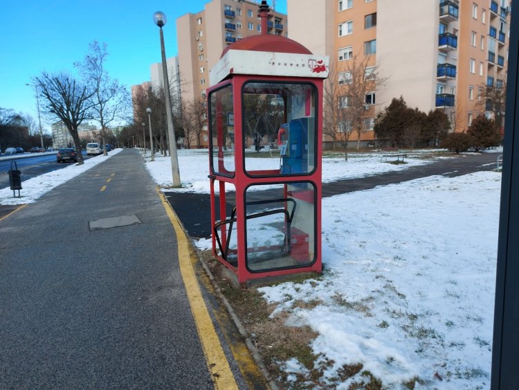 Megrongáltak egy telefonfülkét a Ferenc körúton, eddig ismeretlenek kiszedték az üvegeket