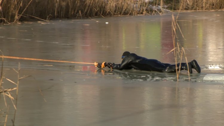 Tervezett mentőakció: a vékony jégen ketten is beszakadtak