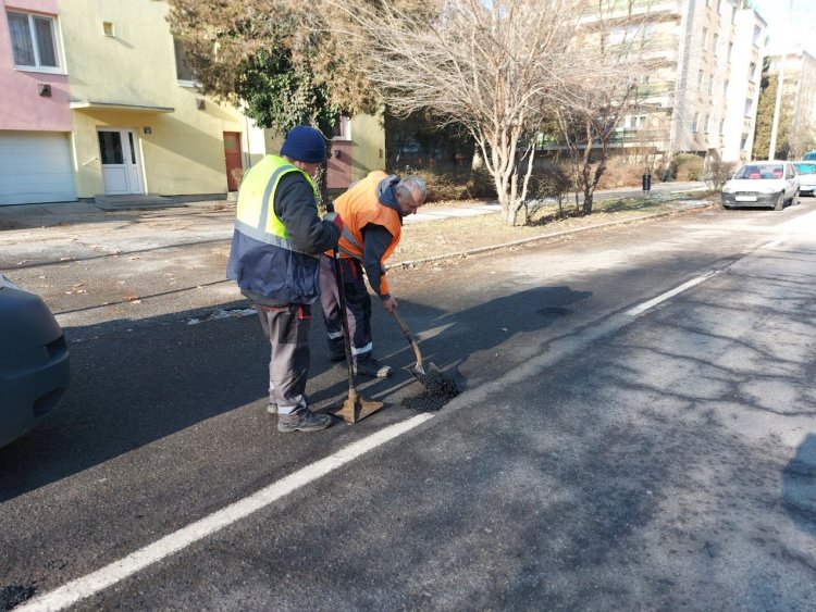 A NYÍRVV munkatársai több helyszínen végeztek Nyíregyházán kátyúzási munkálatokat szerdán