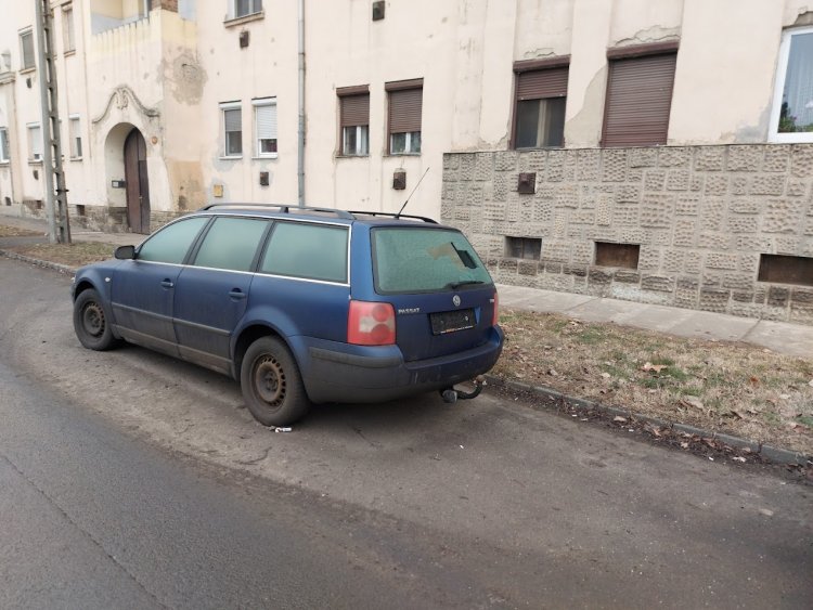 A közterület-felügyelet és a rendőrség is arra kéri a tulajdonosokat, hogy szállítsák el a roncsautókat a városból