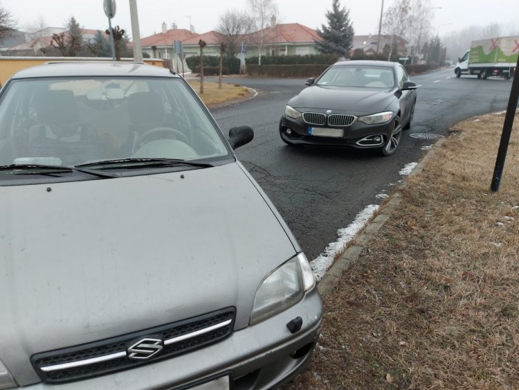 Két autó ütközött össze a 4-es Huszárok útján
