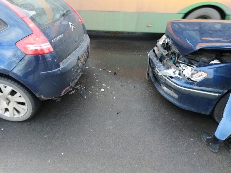 Ráfutásos baleset történt a Szegfű utcán péntek reggel