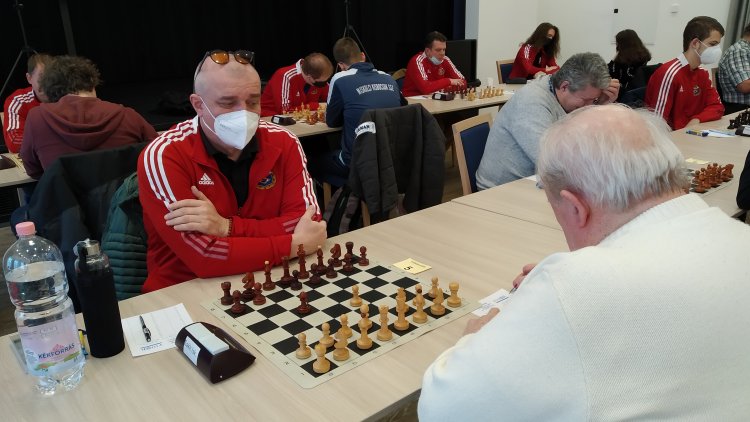 Kiütéses győzelem fehéren-feketén!