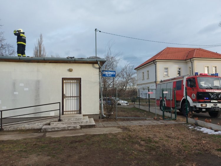 A Huszártelepen a Körzeti Megbízotti Iroda tetőszerkezetét is megbontotta a viharos erejű szél