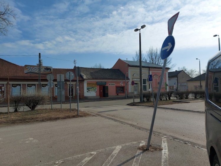 A Búza téren több KRESZ-táblát is megrongáltak