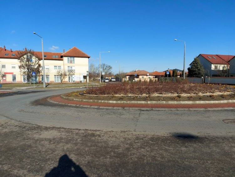 Jelentős károk a Család utca – Szalag utcai körforgalomban