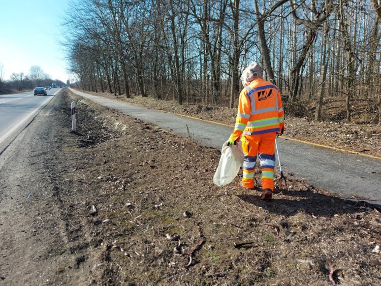A Magyar Közút munkatársai veszélyes hulladékokat is tartalmazó szemetet távolítanak el a 4-es számú főútvonalról