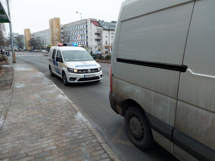 Két kisteherautó ütközött pénteken délelőtt az Országzászló téren