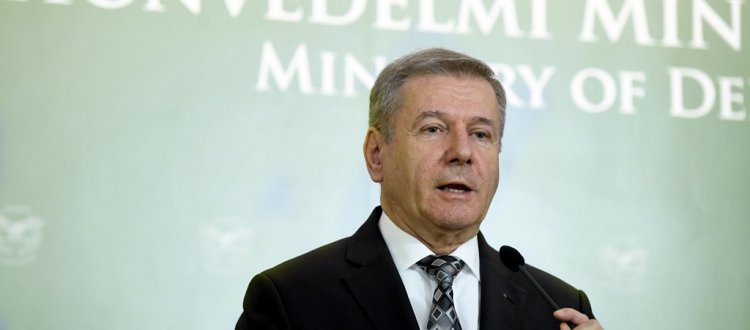 Benkő: A tíz százalékkal emelt illetmény után nemsokára a hathavi fegyverpénz is érkezik a katonáknak