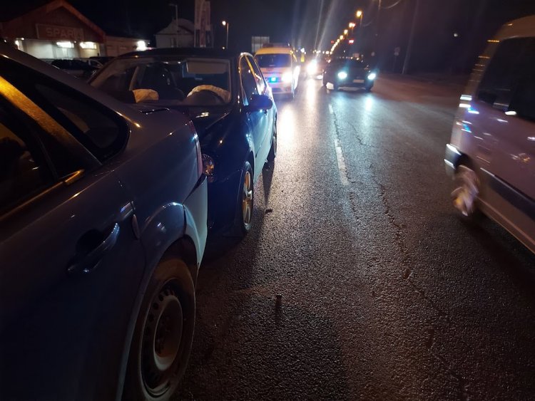 Négy autó ütközött össze egy ráfutásos balesetben a Tiszavasvári úton