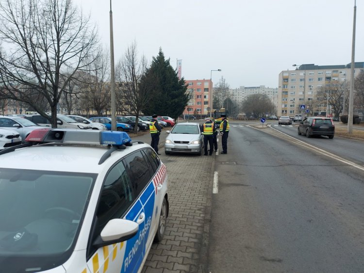 Fokozottan ellenőrzi az autósokat a rendőrség és folyamatosan szűrik ki a szabálytalankodókat