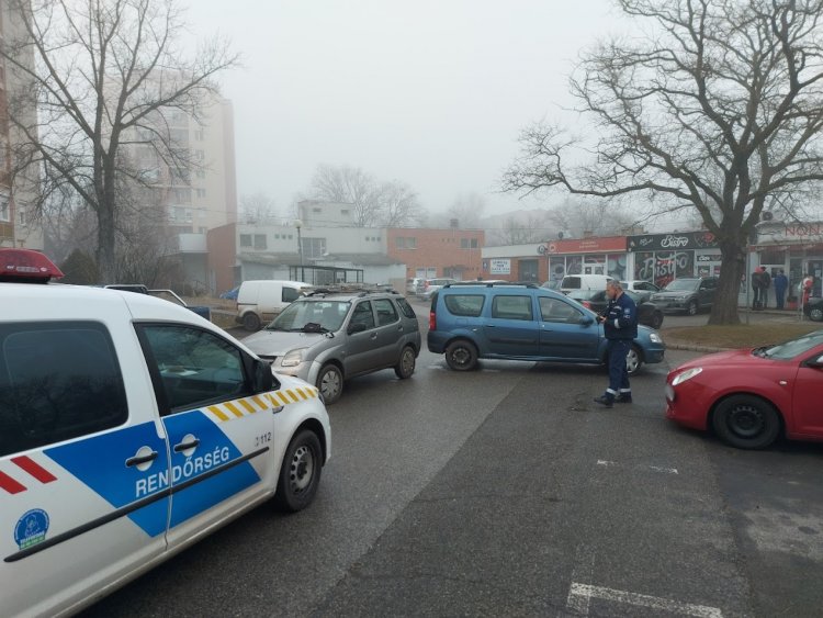 Koccanásos baleset történt péntek reggel, tolatás közben ütköztek össze a járművek