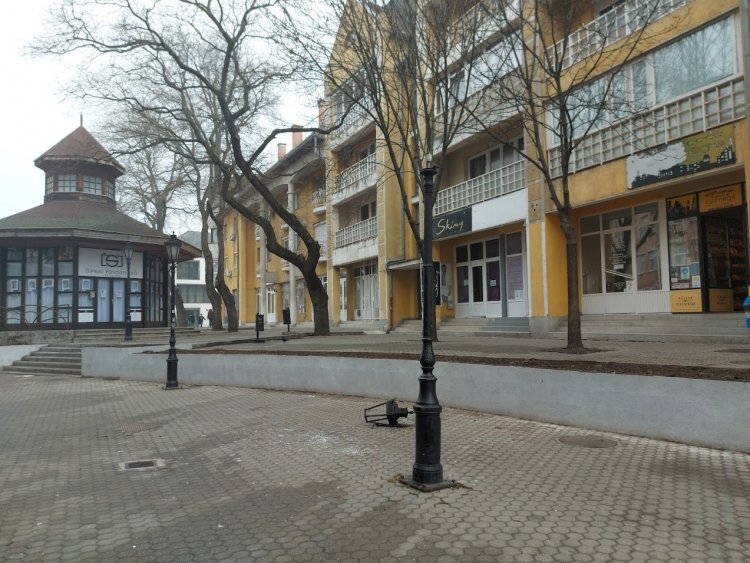 Behajtott egy személyautó a Nyírfa téren a behajtani tilos szakaszra és tolatás közben nekiment egy kandelábernek