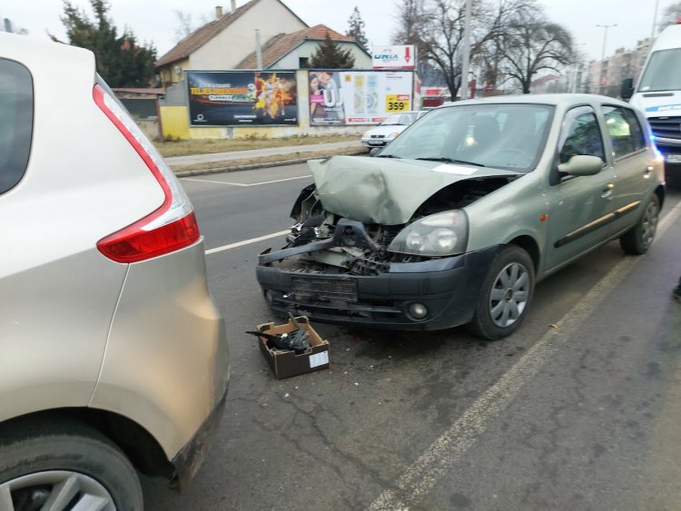 Ráfutásos baleset történt pénteken a Kert utcánál, egy gyalogátkelőhelynél