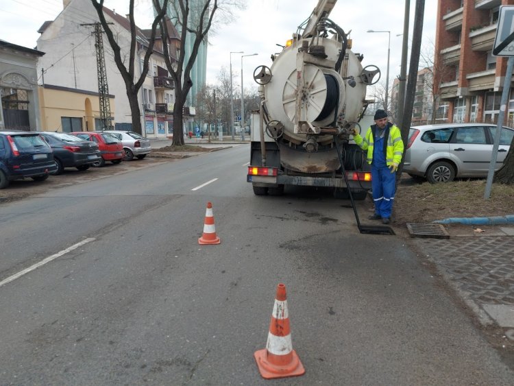 Csatornatisztítási munkálatokat végeznek a Szarvas utcán, a Kígyó utcán és az Országzászló téren