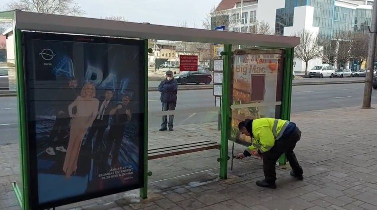 Megkezdődött a buszmegállók tavaszi tisztítása és karbantartása