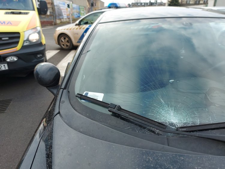 A Bocskai utcán, a kijelölt gyalogátkelőnél gázoltak el egy kerékpárost, vizsgálják a körülményeket
