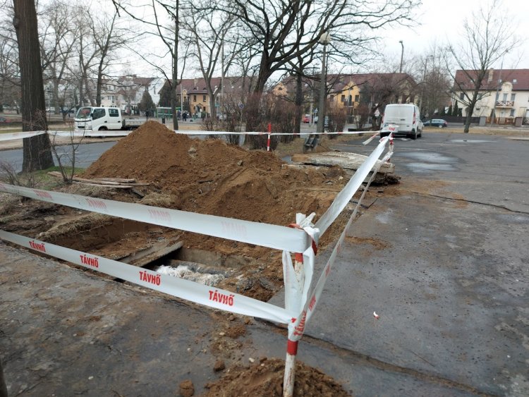 A Nyírtávhő egy távhővezeték feltárását végzi a Korányi Frigyes utcán