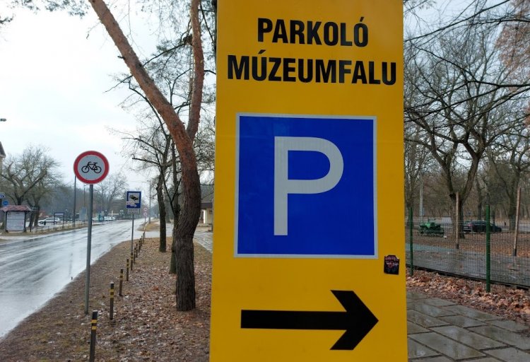 Egyirányú forgalom a múzeumfalu előtt a disznótoros rendezvény szombatján