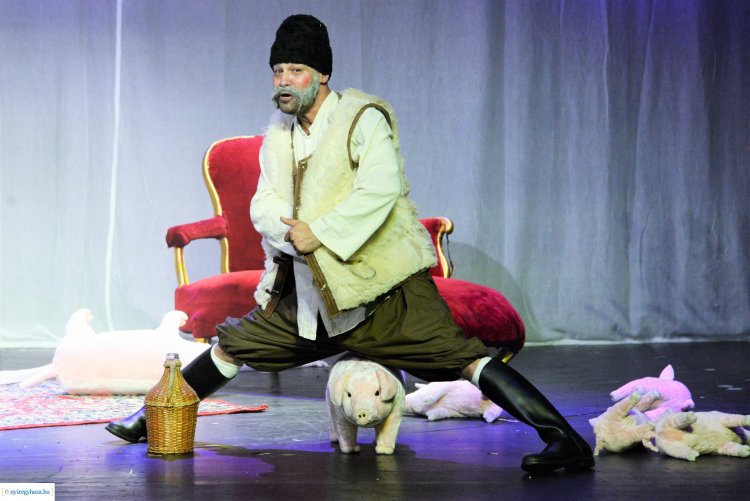 A Legénybúcsúban és a Váratlan vendégben is láthatja a közönség Gulyás Attila színművészt, aki egy Nőnapi zenés estre is készül