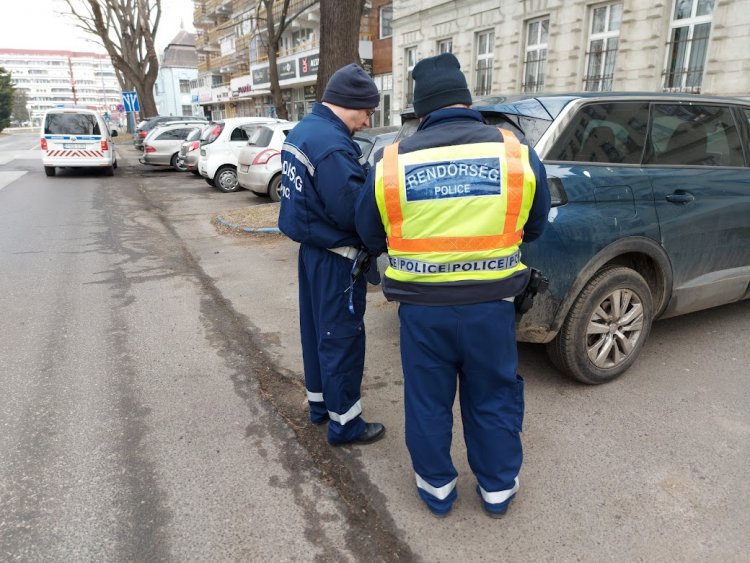 Parkoló járműben okoztak anyagi kárt hétfőn reggel a Szarvas utcán