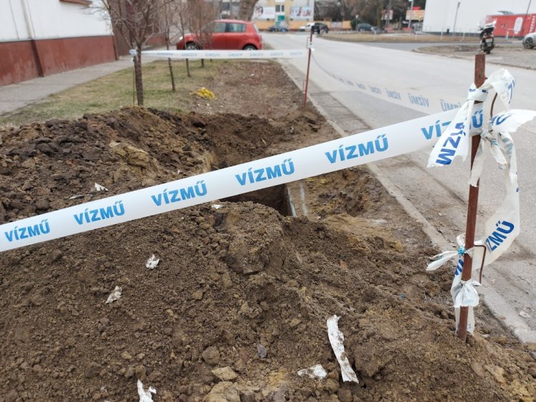 Ivóvíz-korszerűsítési munkálatok miatt útszűkületre kell számítani a Szarvas utca több pontján is