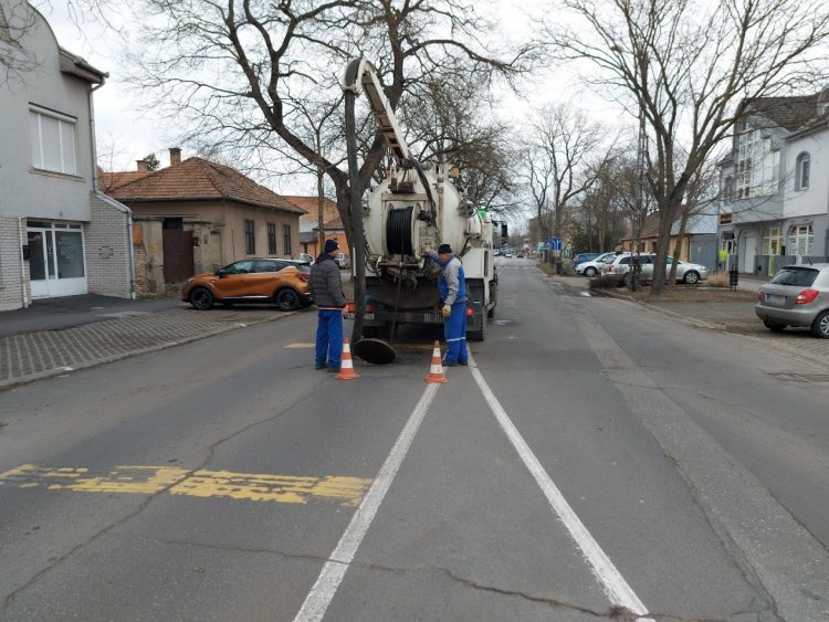 Csatornamosási és -tisztítási munkálatokat végeznek a NYÍRVV megbízásából a belvárosban
