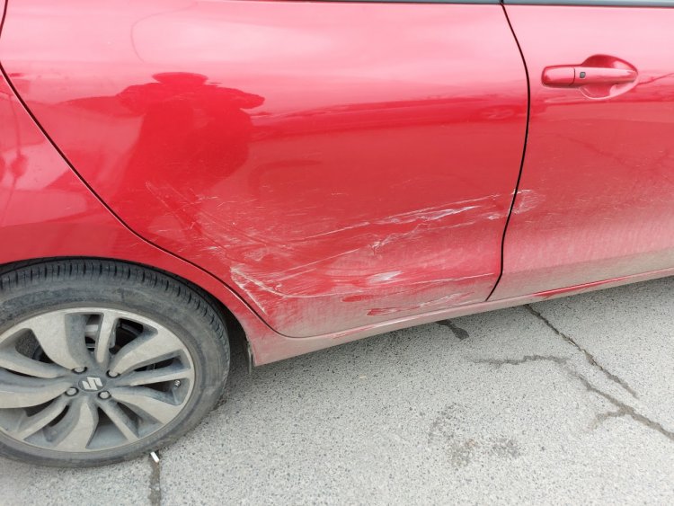 Nem hagyott kellő oldaltávolságot egy telepről kihajtó jármű és nekiment egy ott parkoló autónak