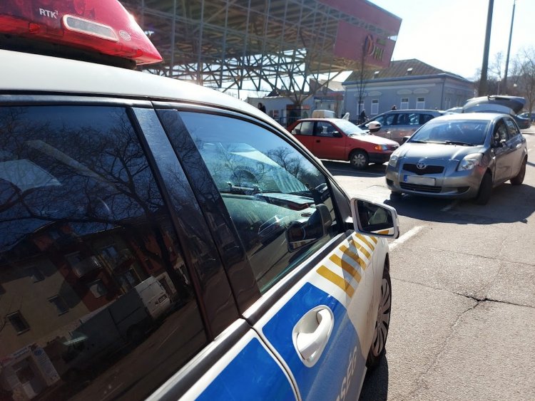 A Búza utcán két gépkocsi ütközött egymásnak