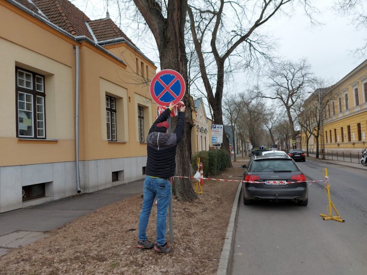Ideiglenesen tilos a parkolás a Kossuth gimnázium előtt