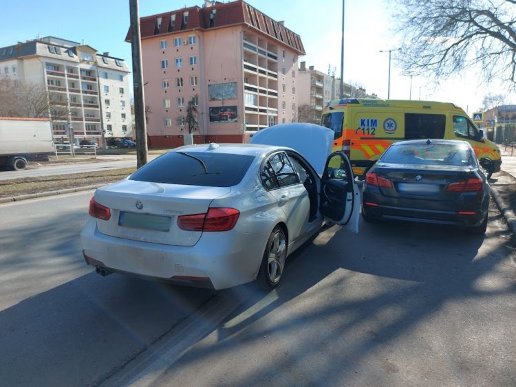 Elvesztette uralmát a jármű felett egy autós a Kert utcán és egy leállósávban parkoló autónak ütközött