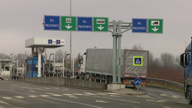 Oroszország támadást indított Ukrajna ellen csütörtökön, stábunk is a határ közelében forgatott délután