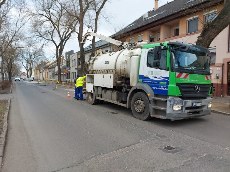 Folytatódnak a csatornamosási munkálatok a Szent István utcán