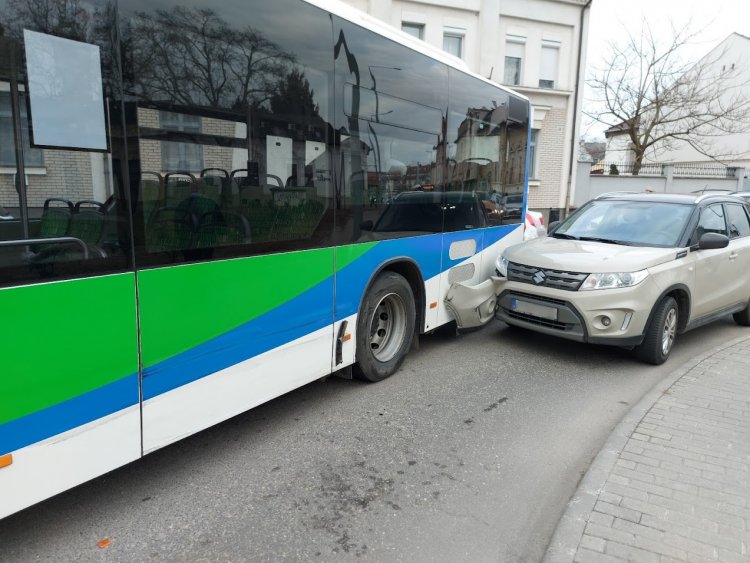 A Kálvin téren kanyarodás közben egy autóbusz és egy személyautó ütközött össze