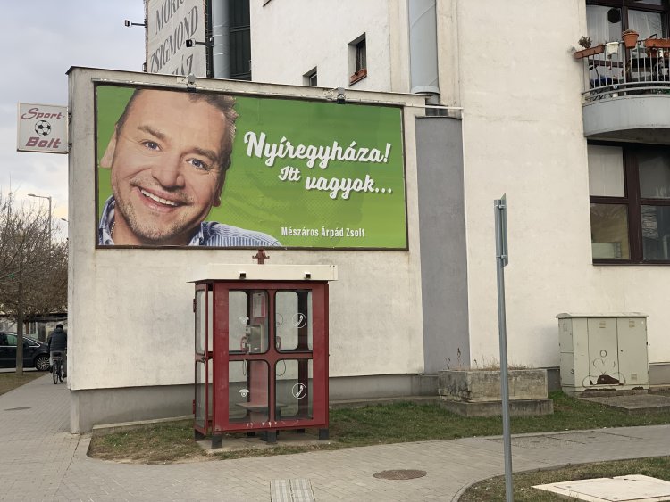 Vajon mik ezek a rejtélyes óriásplakátok Nyíregyházán?