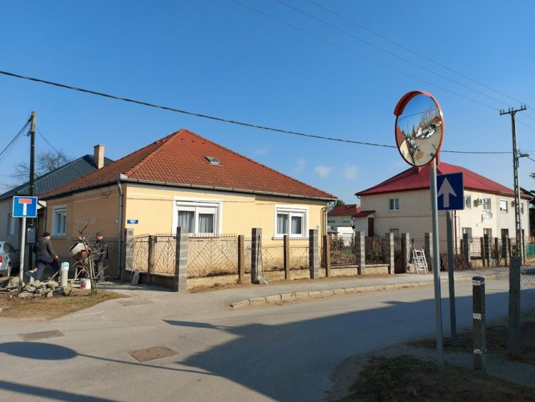 Parabolatükröt helyeztek el a Fürj és a Gém utca kereszteződésében
