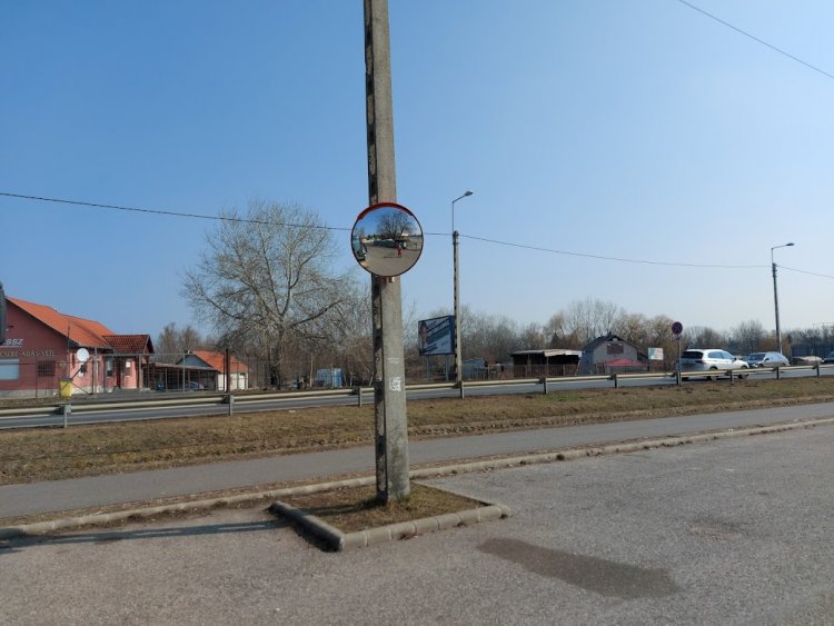 Parabolatükröt helyeztek el a Vásártér szervizútjánál