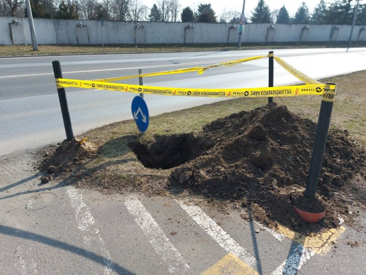 Erősáramú kábelek helyreállítását végzik a Garibaldi és a Krúdy Gyula utca között