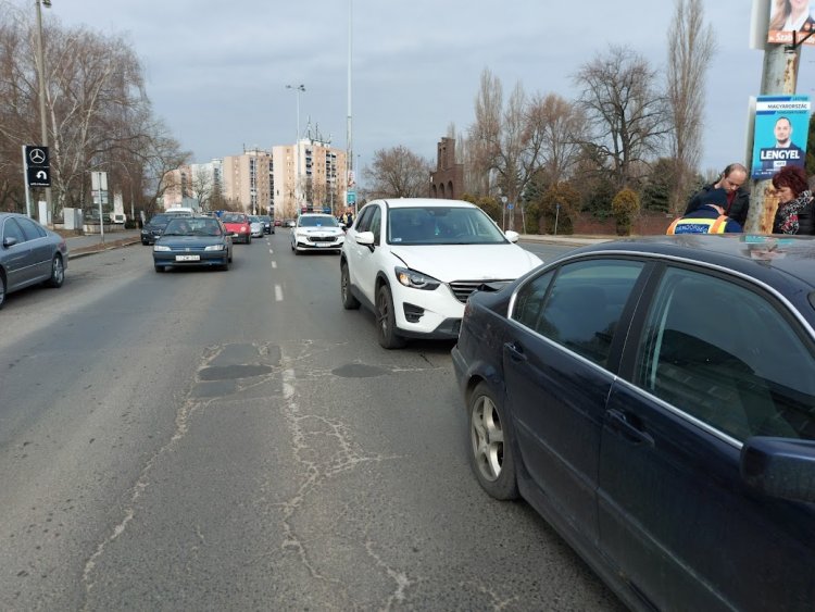 Ráfutásos baleset történt a Pazonyi téren