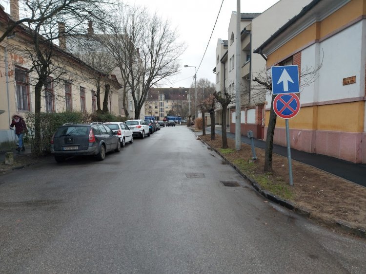 A Malom utcán egy szakaszon feloldották a megállási tilalmat
