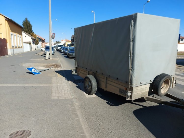 Leszakadt utánfutó döntött ki egy táblát a Debreceni úton