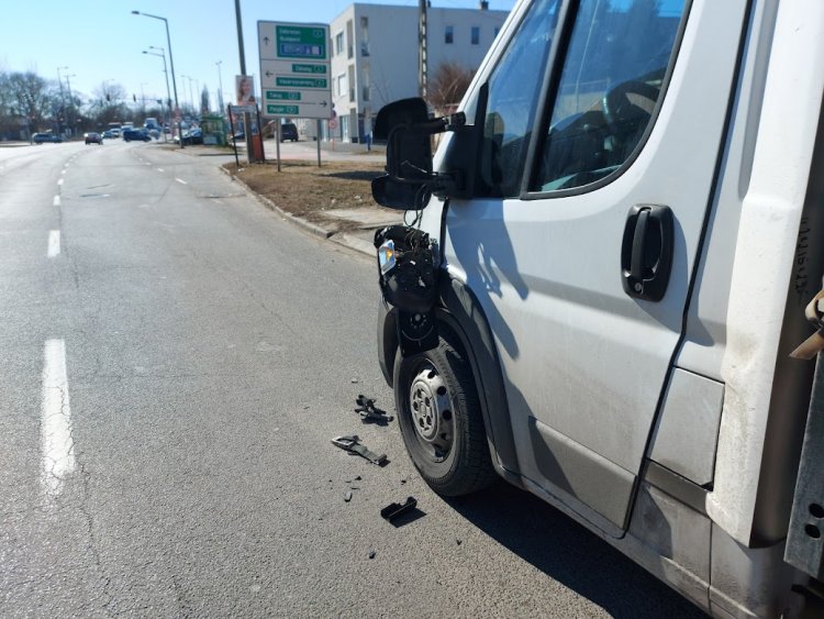 Parkoló kisteherautónak ütközött egy jármű, jelentős az anyagi kár