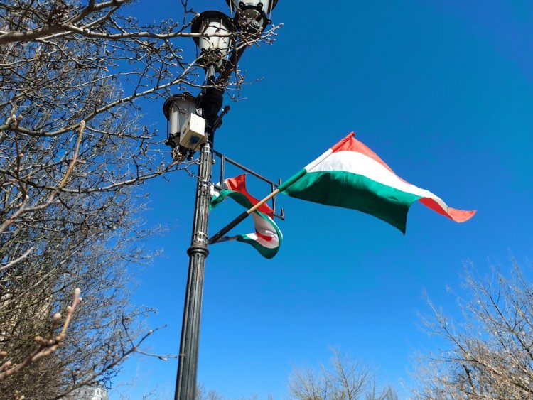 1600 lobogó díszíti Nyíregyházát az 1848-49-es forradalom és szabadságharc tiszteletére