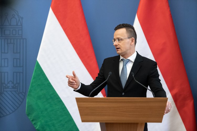 Szijjártó Péter: Támogatást kapnak az ukrajnai menekülteket foglalkoztatók